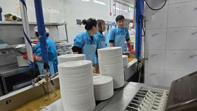 Du học sinh Việt Nam làm thêm trong nhà bếp tại Hàn Quốc theo giấy phép làm thêm được cấp