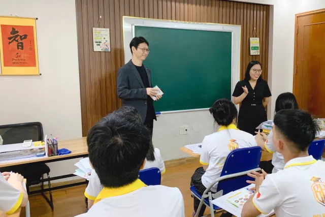 Lớp học tiếng Hàn chuẩn bị thi TOPIK tại Du Học BA, đại diện trường Hàn Quốc dự giờ