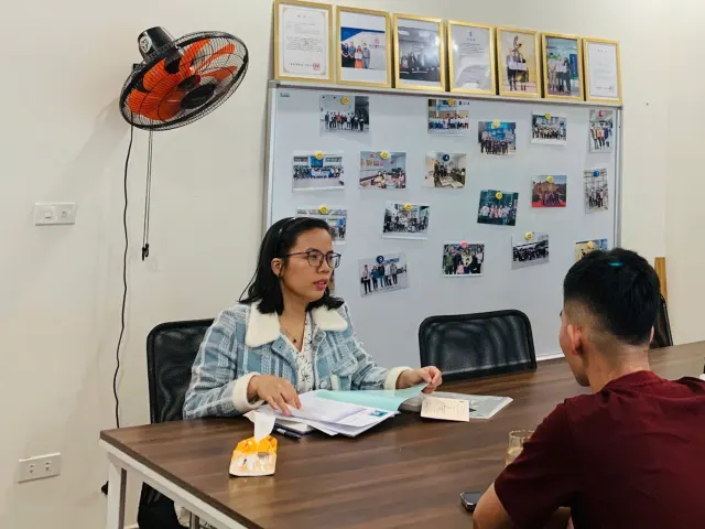 Chuyên viên Du Học BA tư vấn hồ sơ du học Hàn Quốc cho phụ huynh và học sinh tại văn phòng Hải Phòng